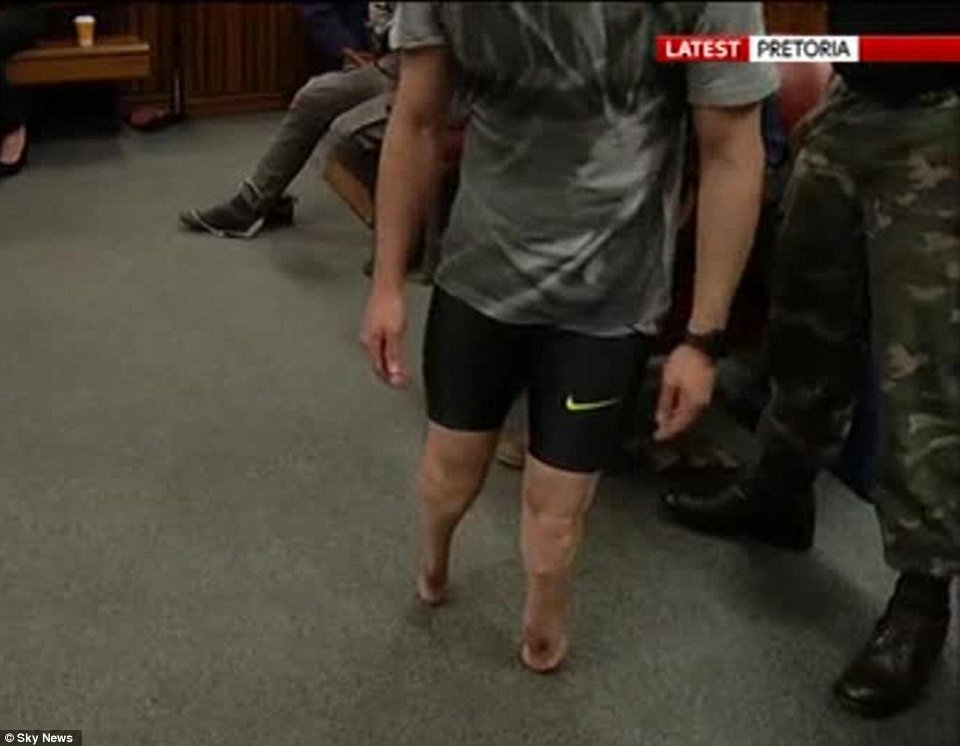 Ο εξευτελισμός του Πιστόριους: Τον ανάγκασαν να περπατήσει χωρίς προσθετικά άκρα [εικόνες & βίντεο] | iefimerida.gr 1