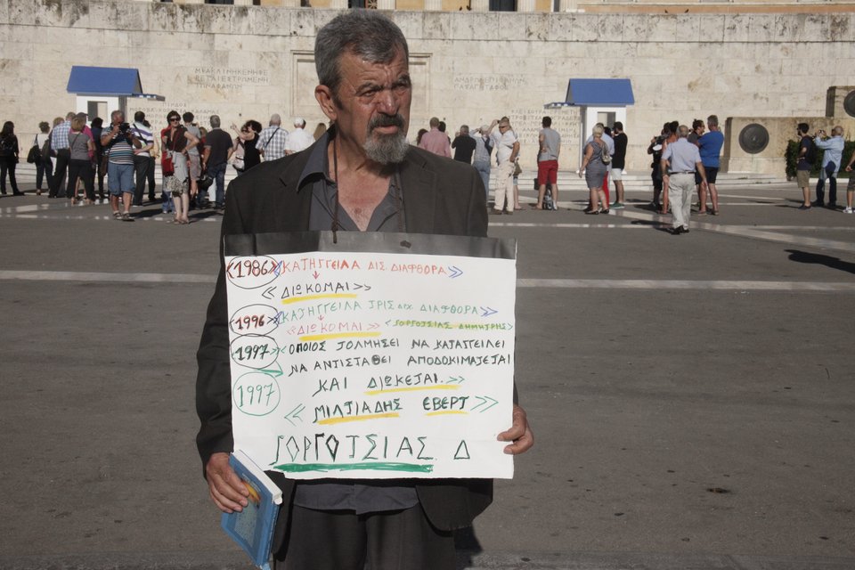 Τα «μηνύματα» που έστειλαν στην κυβέρνηση οι συγκεντρωμένοι στο Σύνταγμα -Με πλακάτ και σημαίες [εικόνες] | iefimerida.gr 8