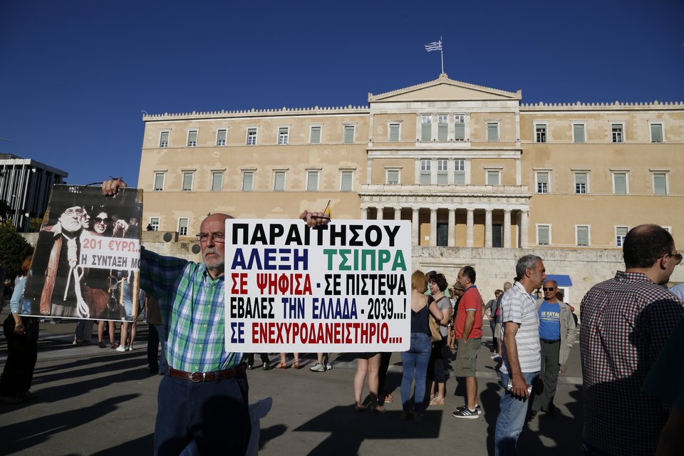 Τα «μηνύματα» που έστειλαν στην κυβέρνηση οι συγκεντρωμένοι στο Σύνταγμα -Με πλακάτ και σημαίες [εικόνες] | iefimerida.gr 0