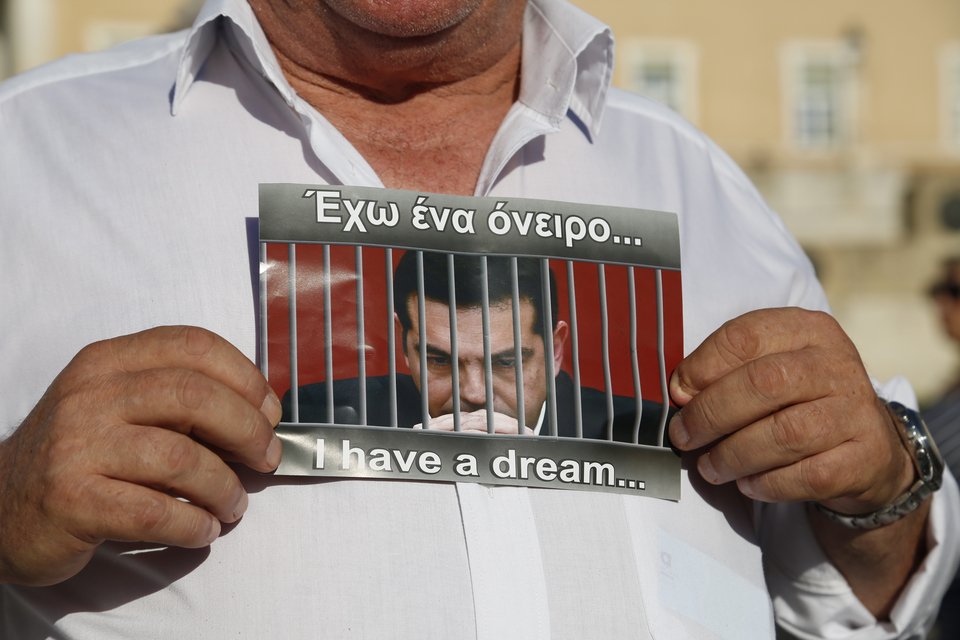 Τα «μηνύματα» που έστειλαν στην κυβέρνηση οι συγκεντρωμένοι στο Σύνταγμα -Με πλακάτ και σημαίες [εικόνες] | iefimerida.gr 1