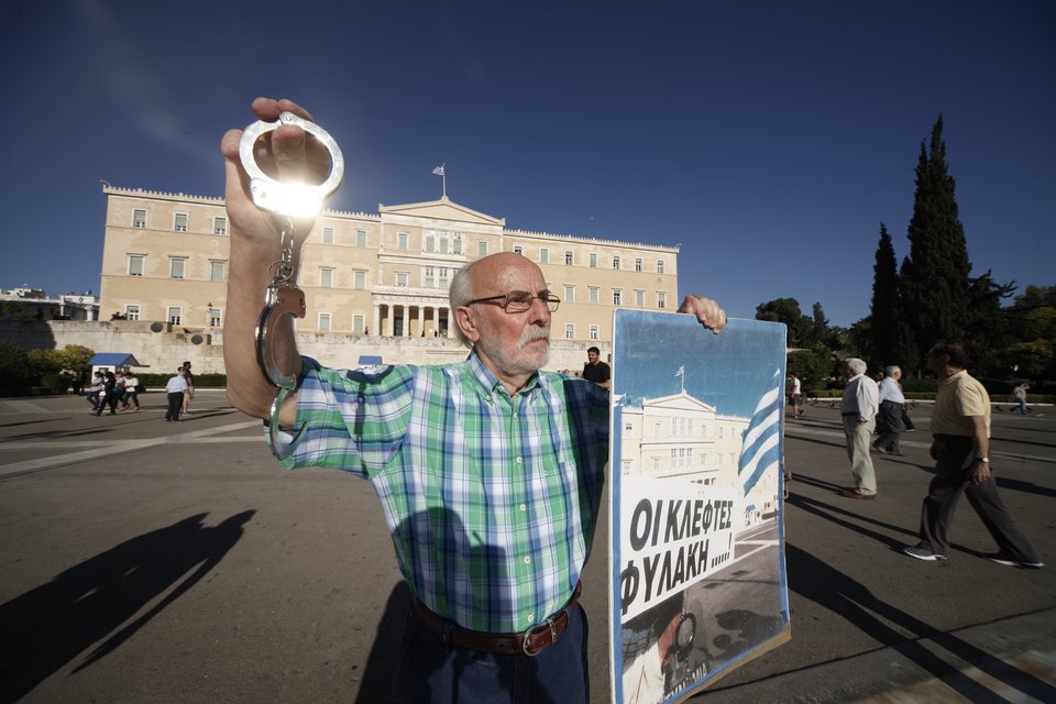 Τα «μηνύματα» που έστειλαν στην κυβέρνηση οι συγκεντρωμένοι στο Σύνταγμα -Με πλακάτ και σημαίες [εικόνες] | iefimerida.gr 7