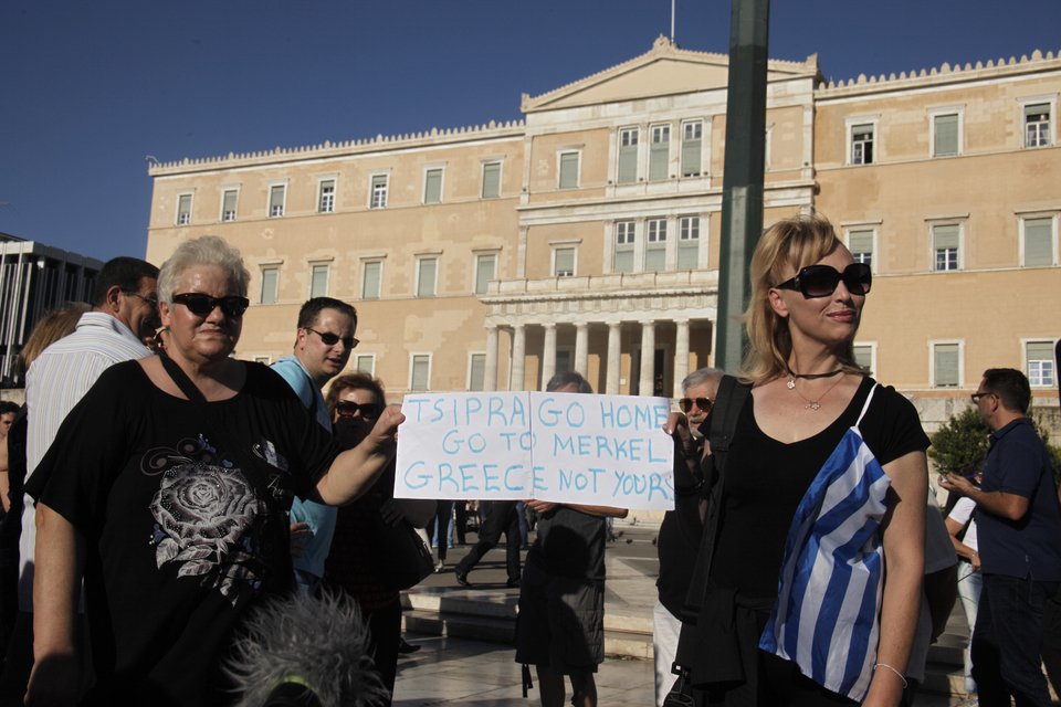 Τα «μηνύματα» που έστειλαν στην κυβέρνηση οι συγκεντρωμένοι στο Σύνταγμα -Με πλακάτ και σημαίες [εικόνες] | iefimerida.gr 4