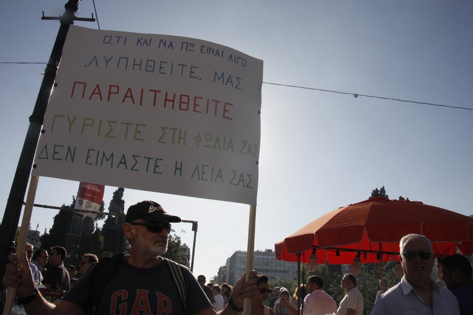 Τα «μηνύματα» που έστειλαν στην κυβέρνηση οι συγκεντρωμένοι στο Σύνταγμα -Με πλακάτ και σημαίες [εικόνες] | iefimerida.gr 10