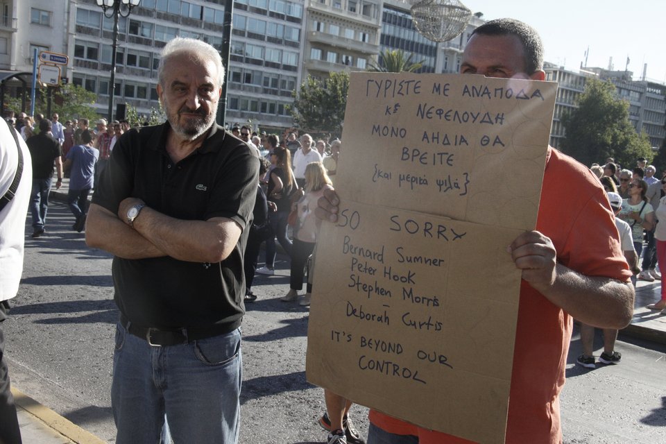 Τα «μηνύματα» που έστειλαν στην κυβέρνηση οι συγκεντρωμένοι στο Σύνταγμα -Με πλακάτ και σημαίες [εικόνες] | iefimerida.gr 9