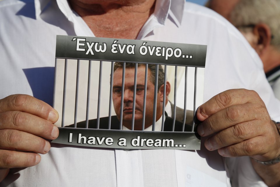 Τα «μηνύματα» που έστειλαν στην κυβέρνηση οι συγκεντρωμένοι στο Σύνταγμα -Με πλακάτ και σημαίες [εικόνες] | iefimerida.gr 2