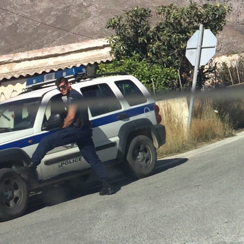 Τουρίστρια φωτογράφισε Ελληνα αστυνομικό και το Twitter «τρελάθηκε» μαζί του [εικόνες] | iefimerida.gr 1