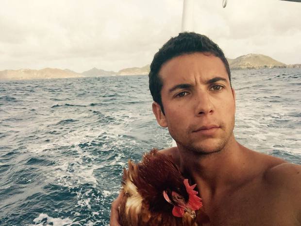 Νεαρός Γάλλος γυρίζει τον κόσμο με την κότα του, Μονίκ [εικόνες] | iefimerida.gr 0