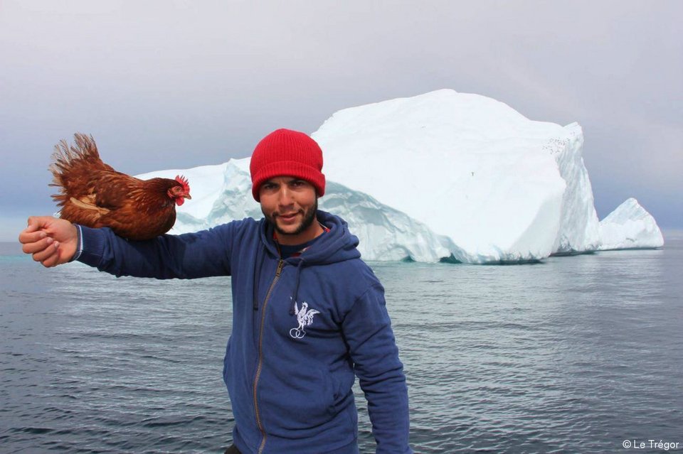 Νεαρός Γάλλος γυρίζει τον κόσμο με την κότα του, Μονίκ [εικόνες] | iefimerida.gr 6