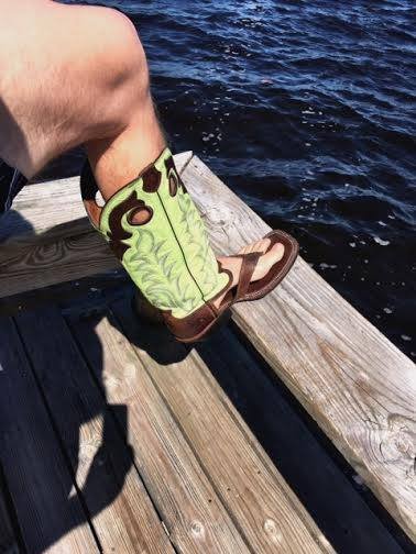 Η μόδα χτυπιέται αλύπητα: Καουμπόικες μπότες σανδάλια [εικόνες] | iefimerida.gr 1