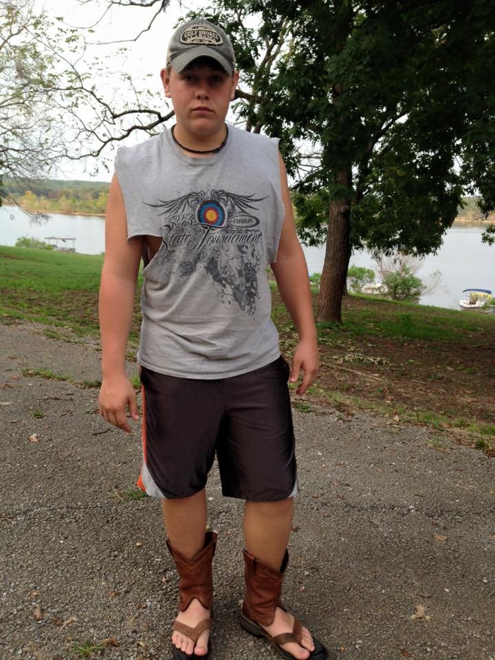 Η μόδα χτυπιέται αλύπητα: Καουμπόικες μπότες σανδάλια [εικόνες] | iefimerida.gr 2