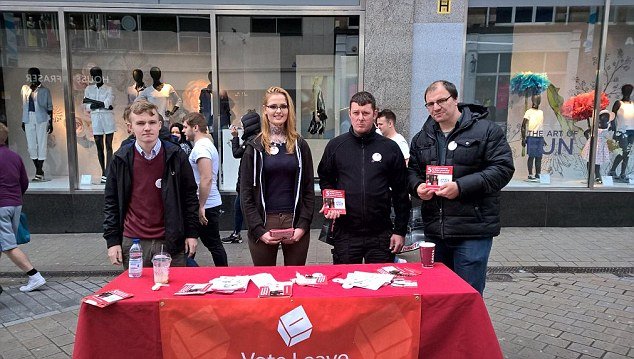 Κορίτσια με σβάστικες -Ακροδεξιοί εξτρεμιστές εκμεταλλεύονται το Brexit [εικόνες] | iefimerida.gr 6