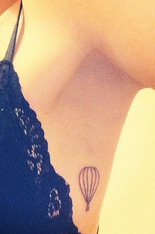 Τατουάζ δίπλα στο στήθος -Σέξι, μικροσκοπικά και προκλητικά [εικόνες] | iefimerida.gr 7