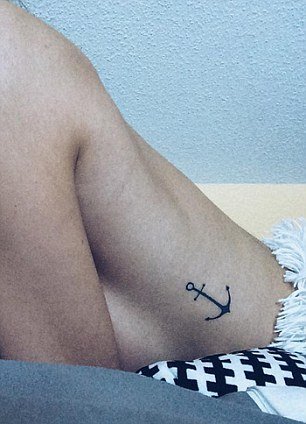 Τατουάζ δίπλα στο στήθος -Σέξι, μικροσκοπικά και προκλητικά [εικόνες] | iefimerida.gr 6