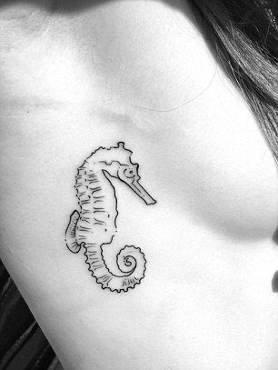 Τατουάζ δίπλα στο στήθος -Σέξι, μικροσκοπικά και προκλητικά [εικόνες] | iefimerida.gr 9