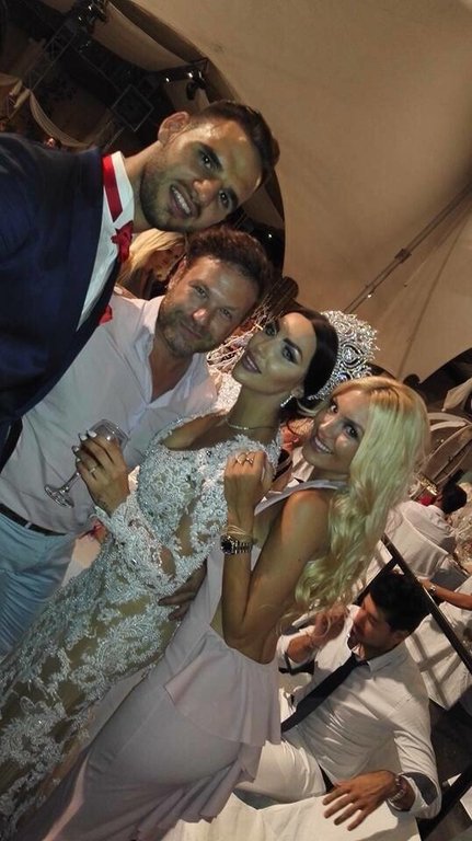 Ο γεμάτος γκλίτερ γάμος των Παναγιώτη Ταχτσίδη-Ζέτας Θεοδωροπούλου -Με τιάρα η νύφη! [εικόνες] | iefimerida.gr 0