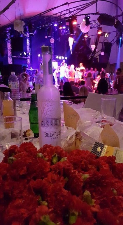 Ο γεμάτος γκλίτερ γάμος των Παναγιώτη Ταχτσίδη-Ζέτας Θεοδωροπούλου -Με τιάρα η νύφη! [εικόνες] | iefimerida.gr 1