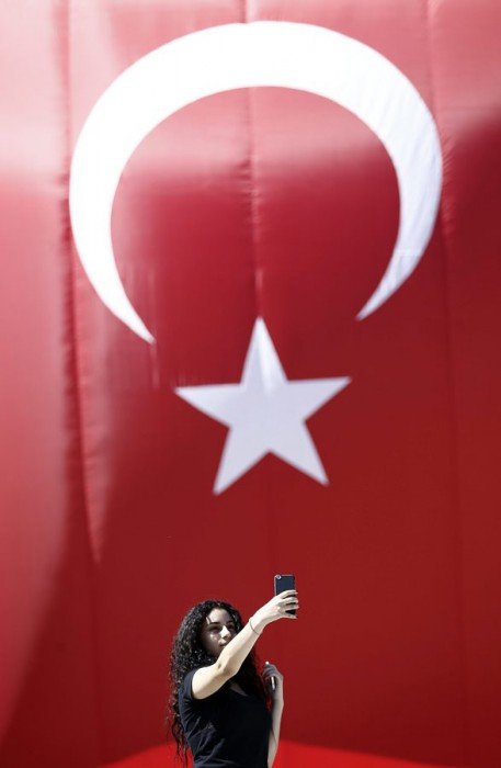 Η πρώτη ημέρα έκτακτης ανάγκης στην Κωνσταντινούπολη - Σημαίες, στρατός και... selfies [είκονες]  | iefimerida.gr 7