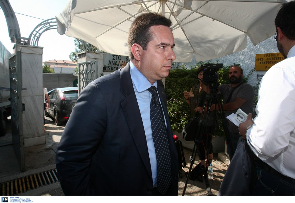 Σπάραξε ο εγγονός του Κυριάκου Μαμιδάκη στην κηδεία: Παππού ήσουν λεβέντης και άξιος [εικόνες] | iefimerida.gr 2