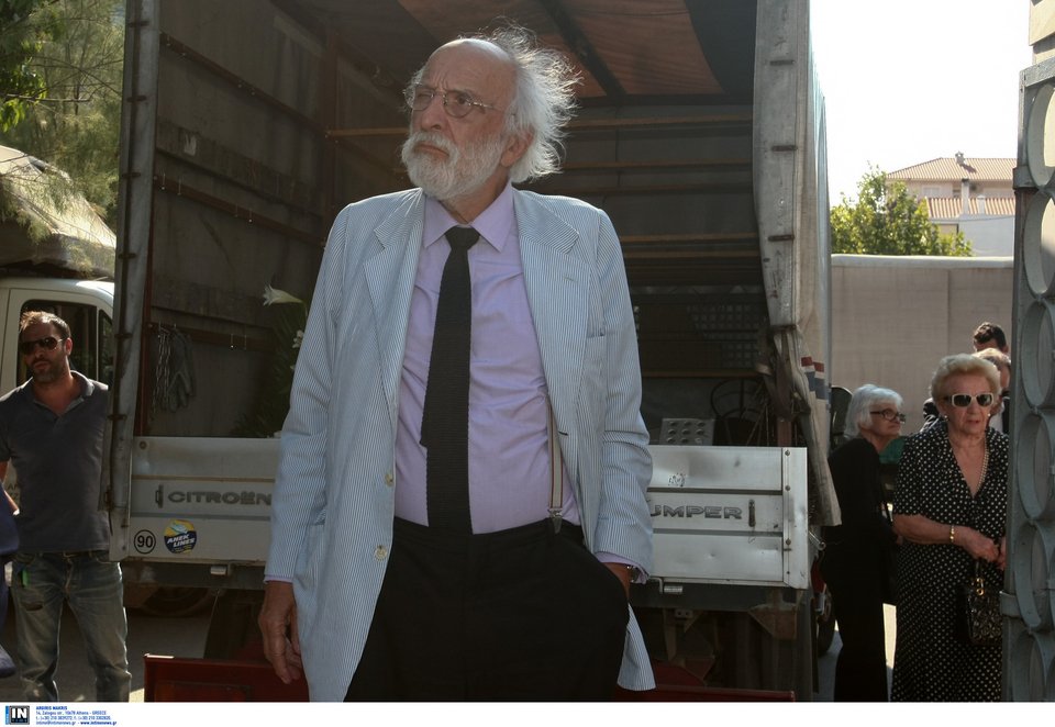 Σπάραξε ο εγγονός του Κυριάκου Μαμιδάκη στην κηδεία: Παππού ήσουν λεβέντης και άξιος [εικόνες] | iefimerida.gr 3