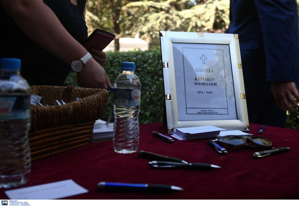 Σπάραξε ο εγγονός του Κυριάκου Μαμιδάκη στην κηδεία: Παππού ήσουν λεβέντης και άξιος [εικόνες] | iefimerida.gr 8