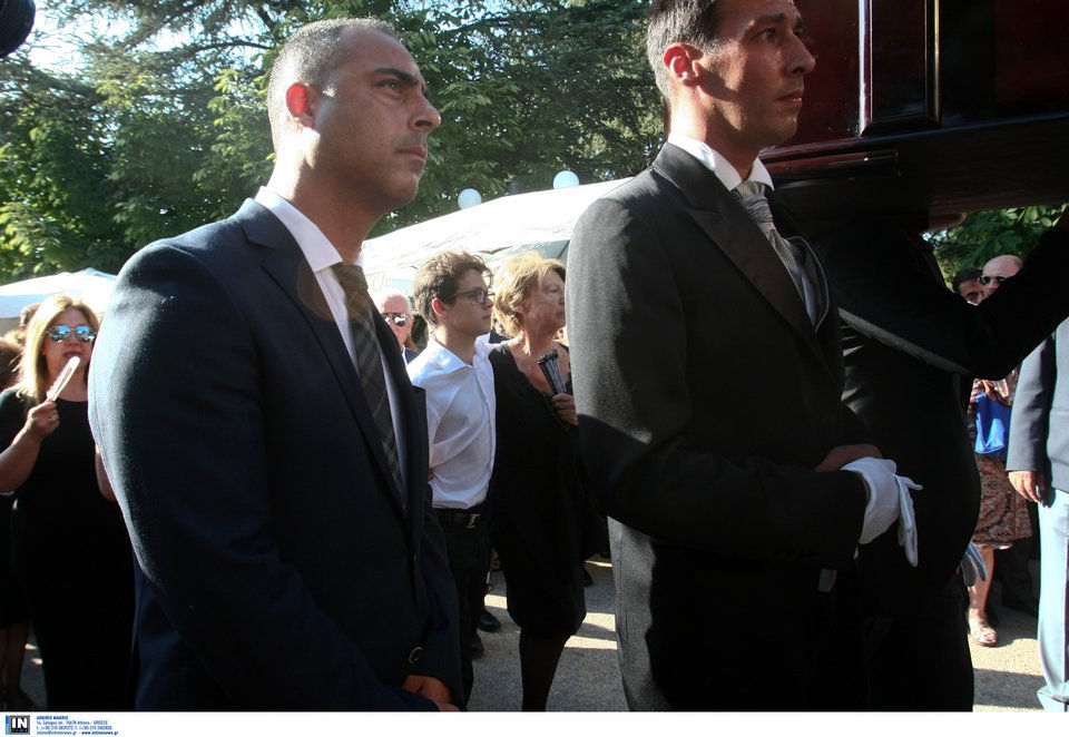 Σπάραξε ο εγγονός του Κυριάκου Μαμιδάκη στην κηδεία: Παππού ήσουν λεβέντης και άξιος [εικόνες] | iefimerida.gr 11