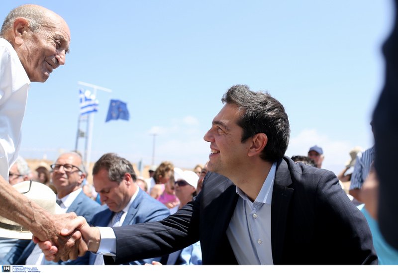 Το δώρο που έκαναν οι Παριανοί στον Τσίπρα -Δεν το άφηνε από τα χέρια του [εικόνες] | iefimerida.gr 0