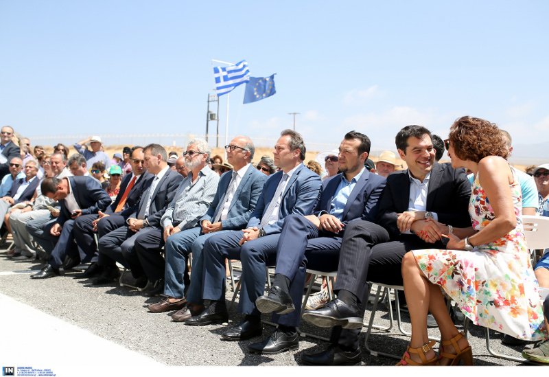 Το δώρο που έκαναν οι Παριανοί στον Τσίπρα -Δεν το άφηνε από τα χέρια του [εικόνες] | iefimerida.gr 1