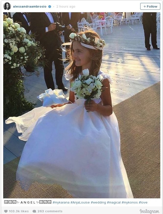 Η κόρη της Αμπρόζιο παρανυφάκι στο γάμο της Μπαρός στη Μύκονο [βίντεο] | iefimerida.gr 0