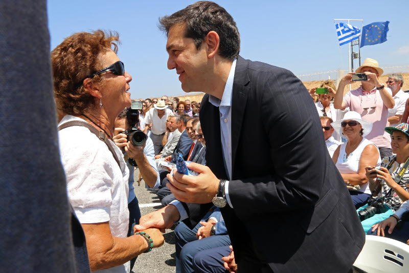 Το δώρο που έκαναν οι Παριανοί στον Τσίπρα -Δεν το άφηνε από τα χέρια του [εικόνες] | iefimerida.gr 3