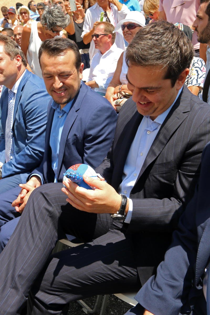 Το δώρο που έκαναν οι Παριανοί στον Τσίπρα -Δεν το άφηνε από τα χέρια του [εικόνες] | iefimerida.gr 6