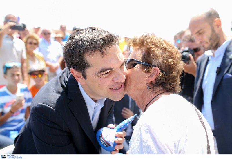 Το δώρο που έκαναν οι Παριανοί στον Τσίπρα -Δεν το άφηνε από τα χέρια του [εικόνες] | iefimerida.gr 5