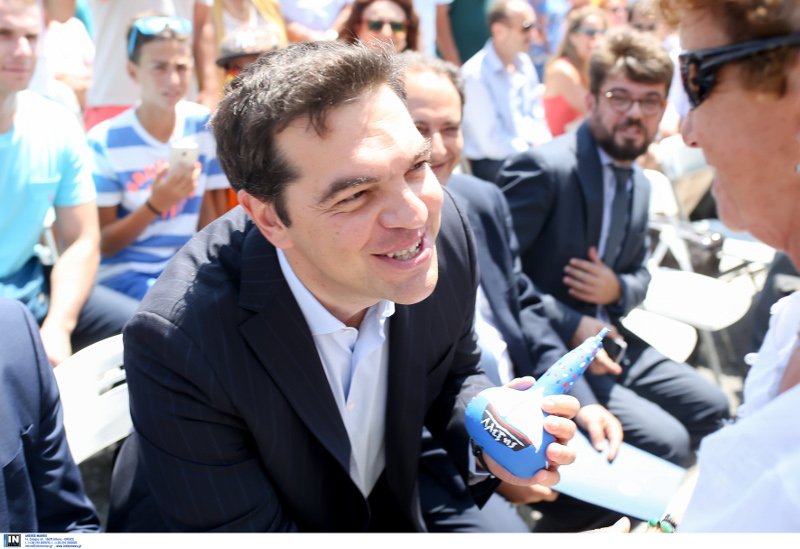 Το δώρο που έκαναν οι Παριανοί στον Τσίπρα -Δεν το άφηνε από τα χέρια του [εικόνες] | iefimerida.gr 4