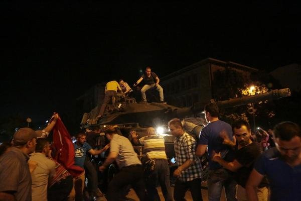 Κατέρρευσε το πραξικόπημα στην Τουρκία, ο Ερντογάν επέστρεψε δριμύτερος | iefimerida.gr 17