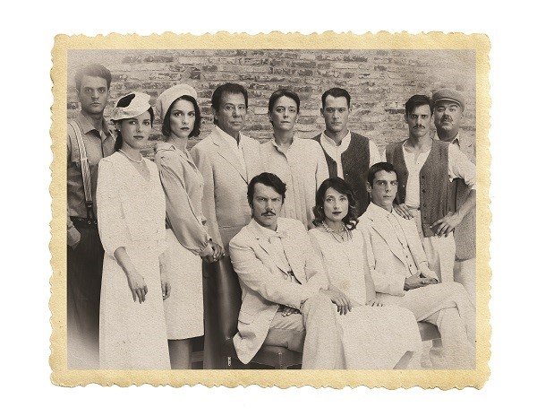 Αστροφεγγιά: Η μεγάλη τηλεοπτική επιτυχία του '80 μεταφέρεται στο σανίδι [εικόνες] | iefimerida.gr 0