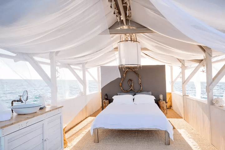 Εμπειρία από την Airbnb: Μία νύχτα σε σπίτι χωρίς τοίχους, που επιπλέει στη θάλασσα [εικόνες]  | iefimerida.gr 2