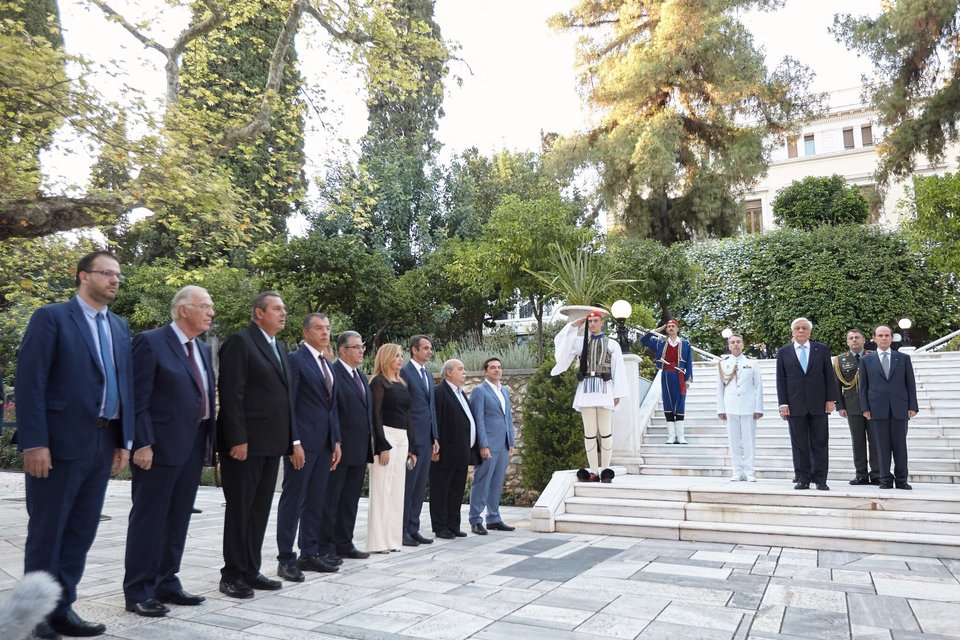 Το απίστευτο βλέμμα του Αλέξη Τσίπρα στους πολιτικούς αρχηγούς -Αμηχανία, τρακ και... γραβάτες [εικόνες] | iefimerida.gr 0