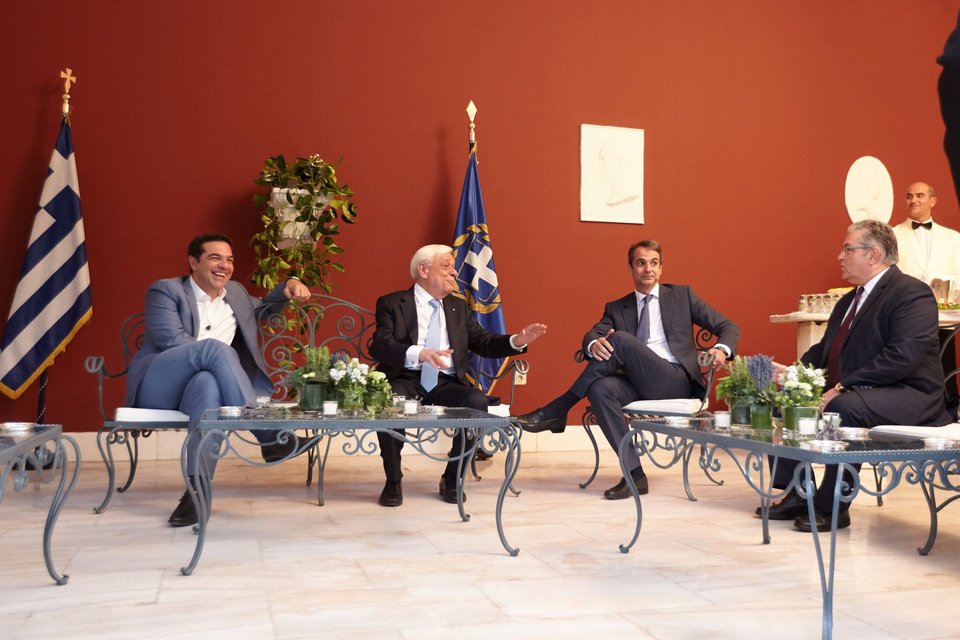 Το απίστευτο βλέμμα του Αλέξη Τσίπρα στους πολιτικούς αρχηγούς -Αμηχανία, τρακ και... γραβάτες [εικόνες] | iefimerida.gr 1