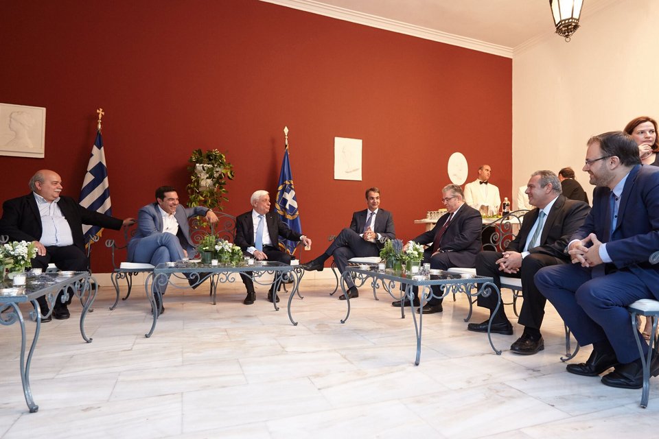 Το απίστευτο βλέμμα του Αλέξη Τσίπρα στους πολιτικούς αρχηγούς -Αμηχανία, τρακ και... γραβάτες [εικόνες] | iefimerida.gr 2