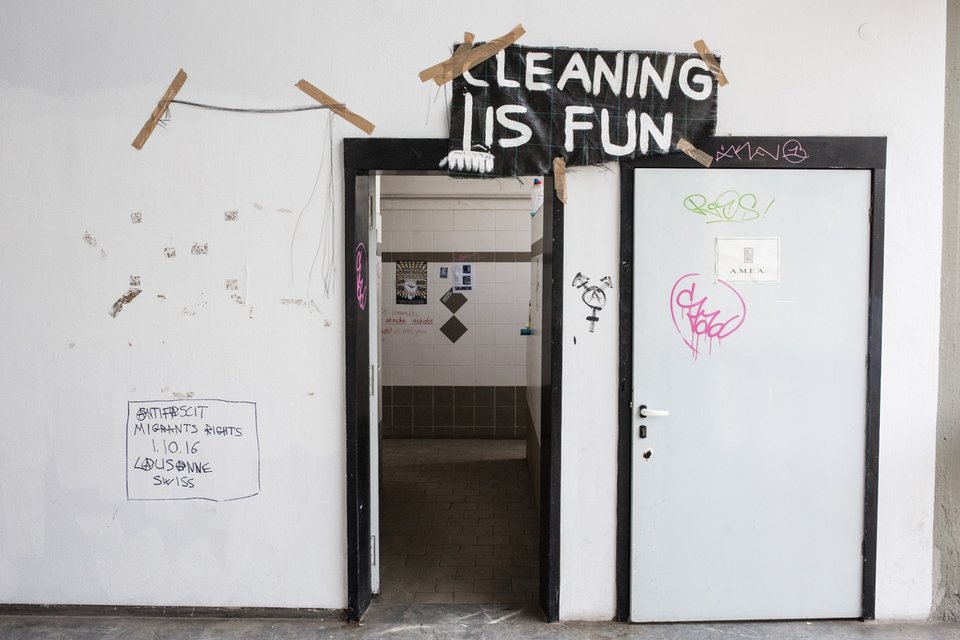 Το ΑΠΘ μετά από 10 ημέρες κατάληψης για το κάμπινγκ του No Border -Ζημιές και γκράφιτι [εικόνες] | iefimerida.gr 11