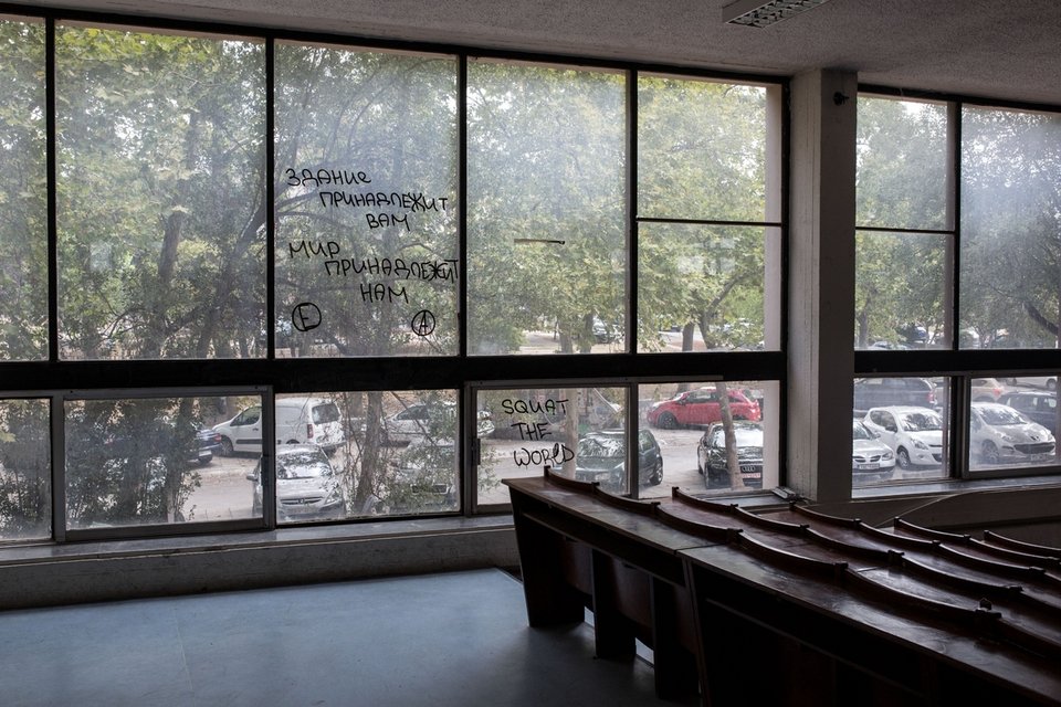 Το ΑΠΘ μετά από 10 ημέρες κατάληψης για το κάμπινγκ του No Border -Ζημιές και γκράφιτι [εικόνες] | iefimerida.gr 13