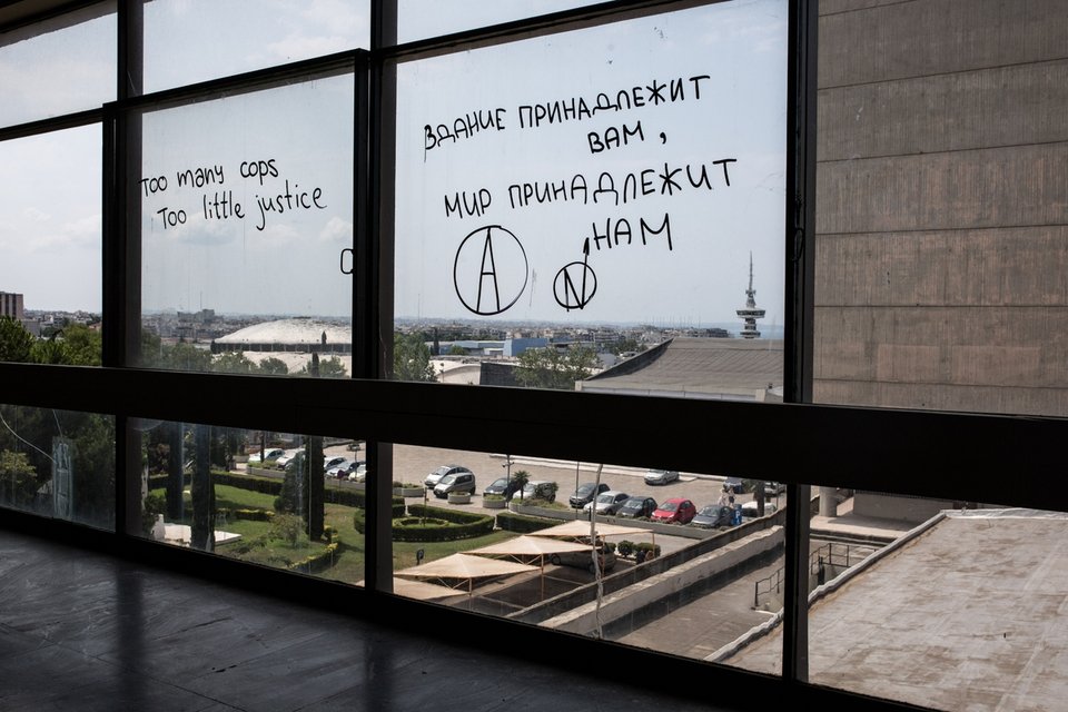 Το ΑΠΘ μετά από 10 ημέρες κατάληψης για το κάμπινγκ του No Border -Ζημιές και γκράφιτι [εικόνες] | iefimerida.gr 5