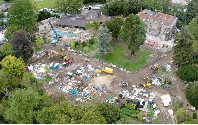 Η εξοχική κατοικία του Τζορτζ Κλούνεϊ και της Αμάλ -Αόρατοι στο χωριό [εικόνες] | iefimerida.gr 1