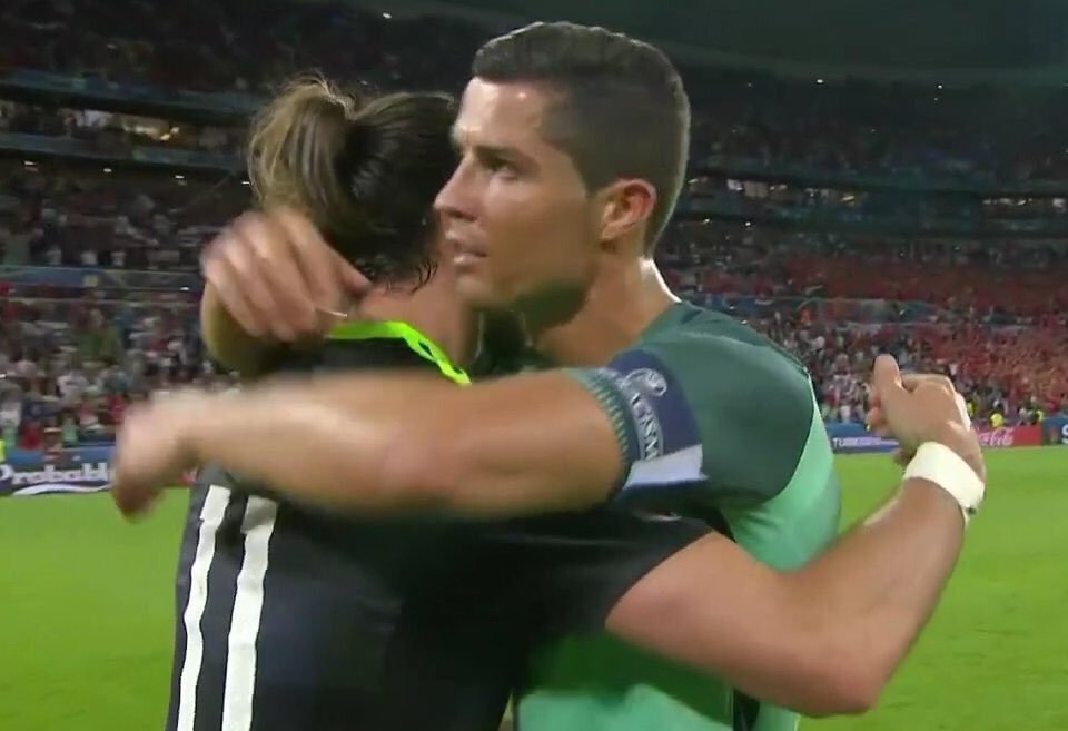 Ψυχάρα ο Ρονάλντο - Η αγκαλιά στον Μπέιλ και τα λόγια παρηγοριάς [εικόνες] | iefimerida.gr 0