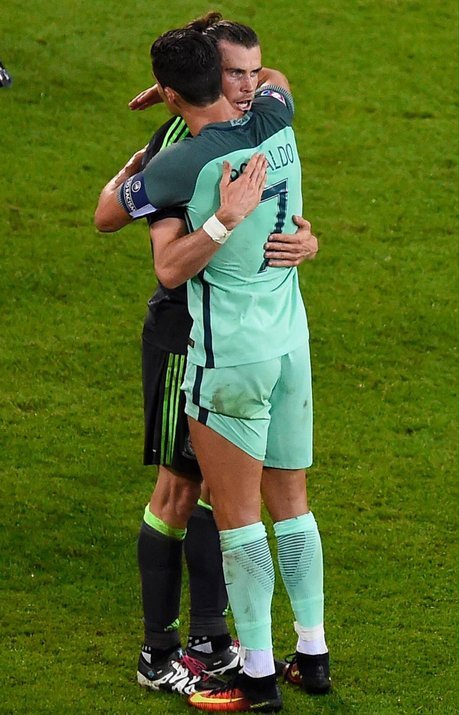 Ψυχάρα ο Ρονάλντο - Η αγκαλιά στον Μπέιλ και τα λόγια παρηγοριάς [εικόνες] | iefimerida.gr 1