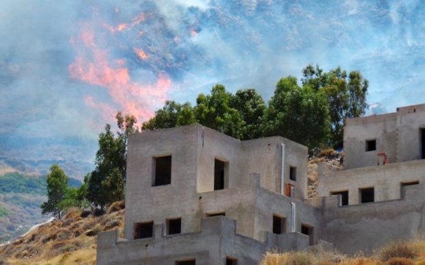 Μεγάλη πυρκαγιά ξέσπασε στη Σύρο – Απειλεί σπίτια, βενζινάδικο [εικόνες & βίντεο]  | iefimerida.gr 5