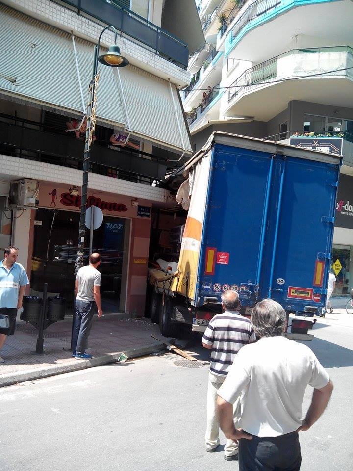 Λάρισα: Απίστευτο τροχαίο -Νταλίκα σφήνωσε σε μπαλκόνι [εικόνα] | iefimerida.gr 0