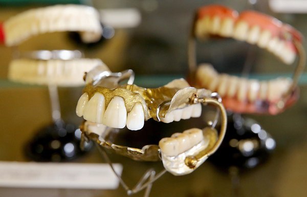 Ενα διαφορετικό μουσείο: Με οδοντιατρικά εργαλεία, μασέλες και αντικείμενα από το 1750[εικόνες] | iefimerida.gr 1