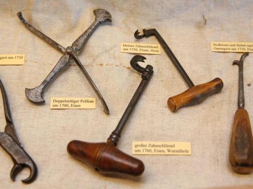 Ενα διαφορετικό μουσείο: Με οδοντιατρικά εργαλεία, μασέλες και αντικείμενα από το 1750[εικόνες] | iefimerida.gr 2