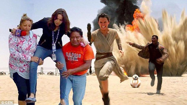 Απολύθηκε δημοσιογράφος που έβαλε κατοίκους να την κουβαλήσουν για να μην βρέξει τα παπούτσια της [εικόνες&βίντεο] | iefimerida.gr 1