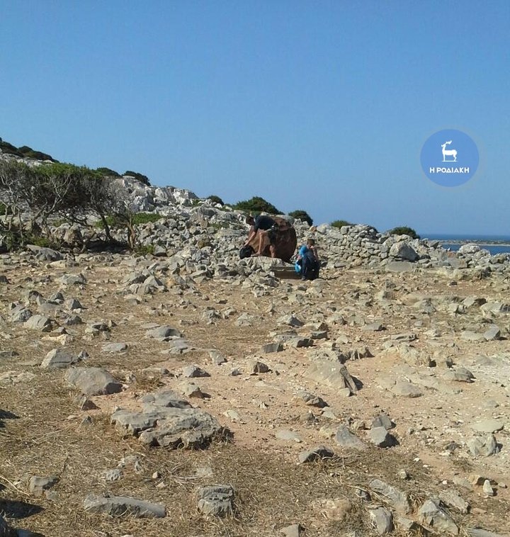 Στο νησί Λέβιθα μια οικογένεια εντοπίζει και συλλαμβάνει τους διακινητές προσφύγων [εικόνες & βίντεο] | iefimerida.gr 0